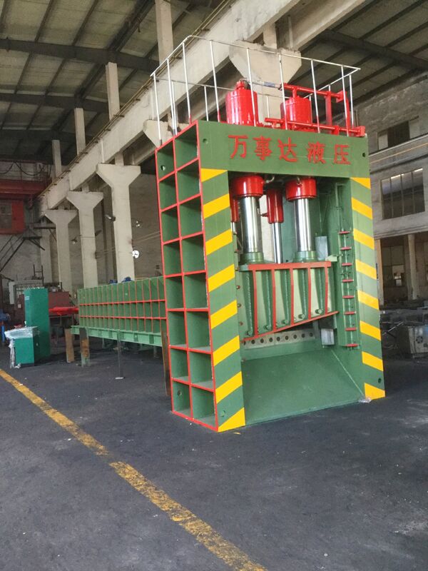 Versatile Durable 12500kN Gantry Shear Q43L-12500L With 8000×2000×1400mm Loading Room For Heavy Scrap Metal Cutting