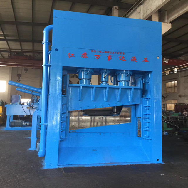 Industrial Gantry Shear Machine PLC Control System With 8000mm Charging Box For Scrap Yards