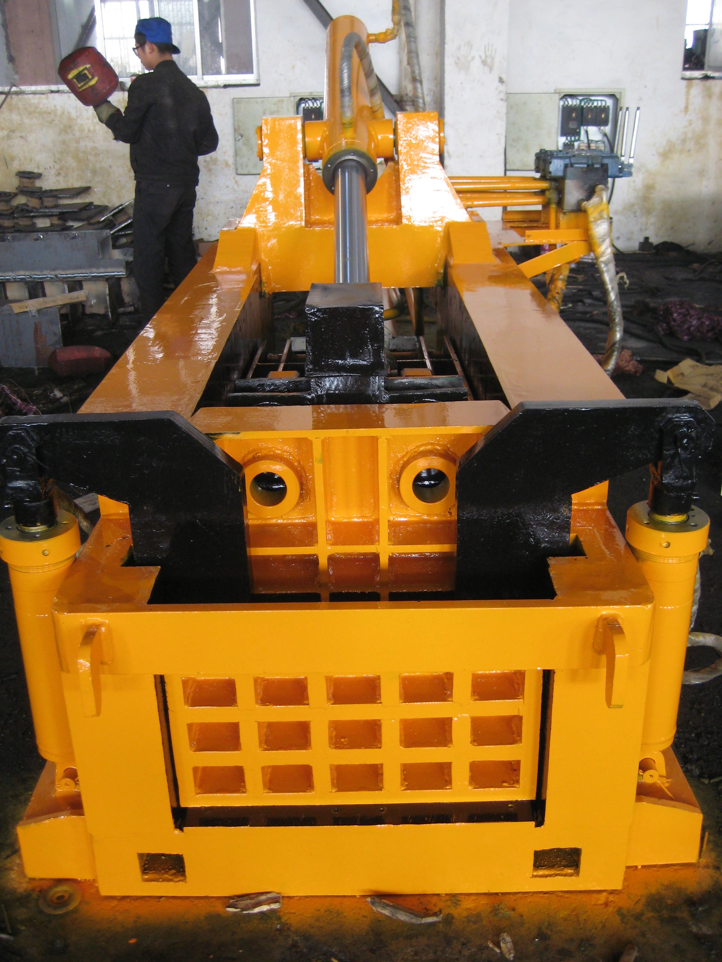 Steel Recycling 1350 KN Hydraulic Metal Baler 1800-2500kg/H For Small To Medium Scrap Yards