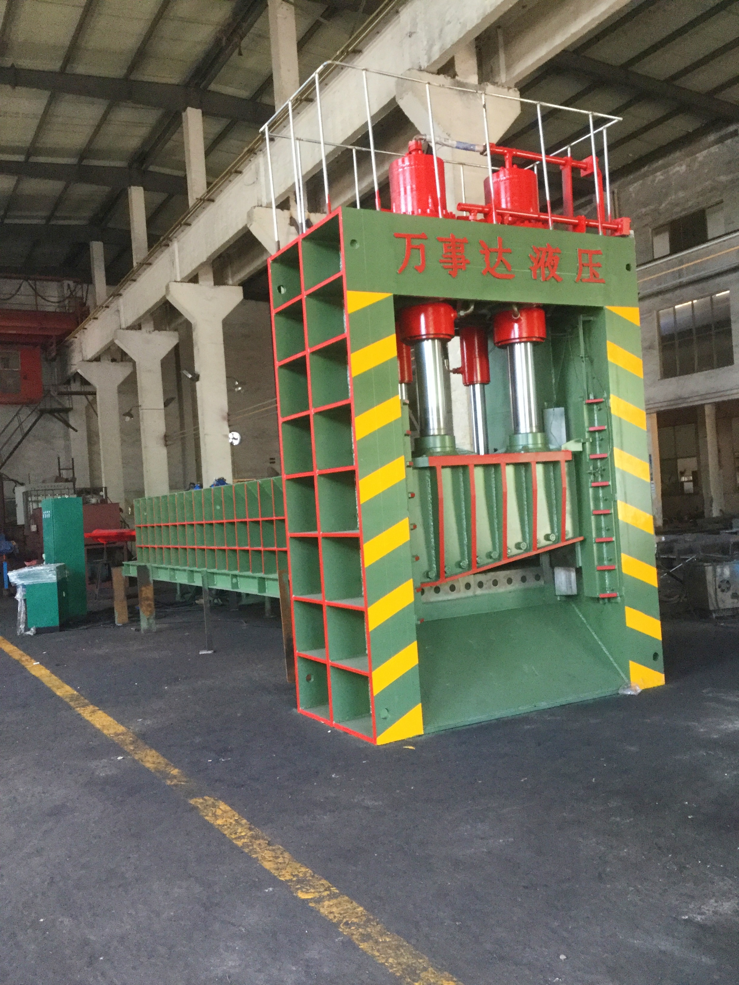 Versatile Durable 12500kN Gantry Shear Q43L-12500L With 8000×2000×1400mm Loading Room For Heavy Scrap Metal Cutting