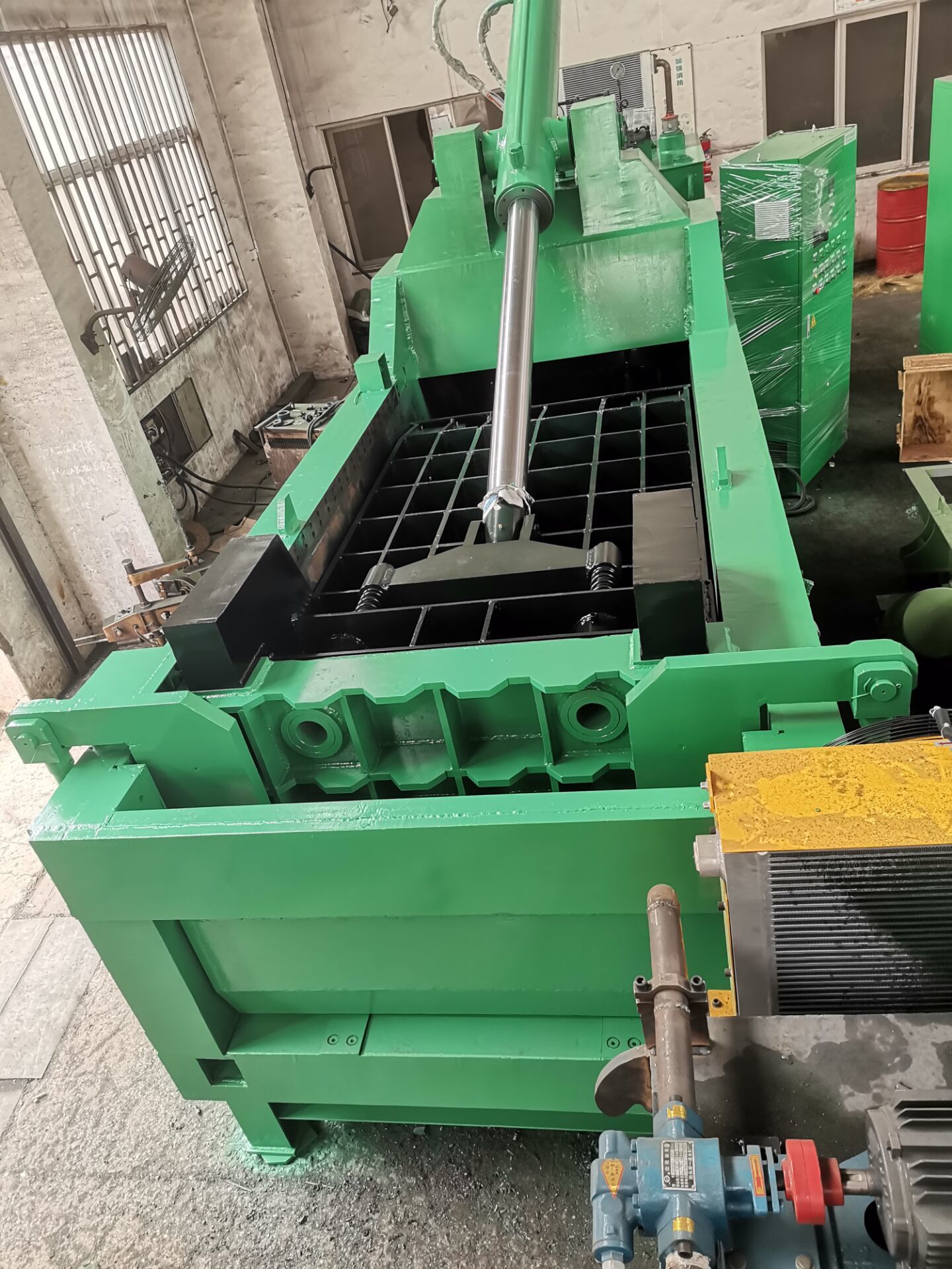 Y83Q-135 Front Out Type Hydraulic Metal Baler For Export Packing And Furnace Feeding Preparation With Hand Valve Control